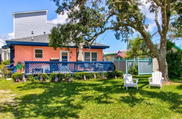 Drinks on deck, 5 minute walk to the beach, Pets Welcome! Sleeps 6