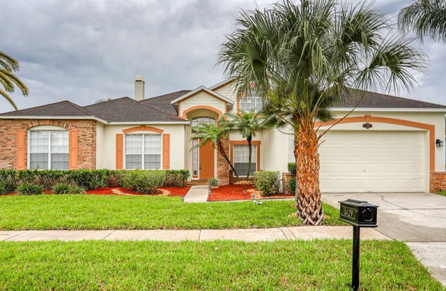 Corner lot home with screened pool + spa, game room, on-site golf, AC, & WiFi