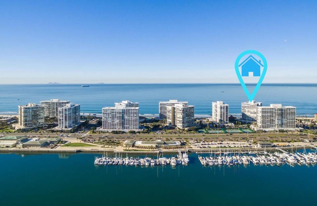 Nuestro condominio en Coronado Shores recientemente remodelado aguarda su disfrute