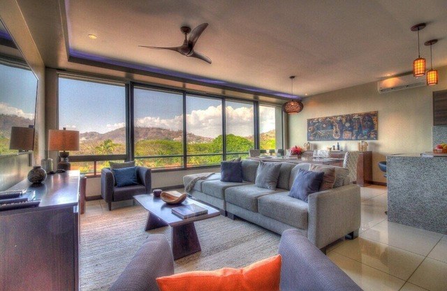 ¡Lo mejor de ambos mundos! ¡Condominios de lujo modernos a pasos de la playa! Espectacular