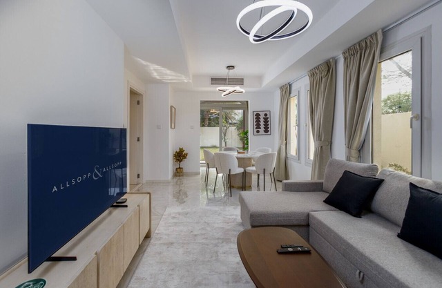 Charming Retreat 2bedroom + Maid's Room Villa in The Springs