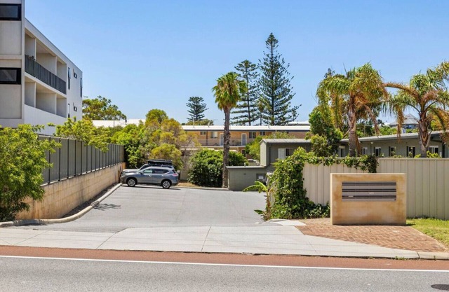 Cosy 2BR in Scarborough w/ Pool!