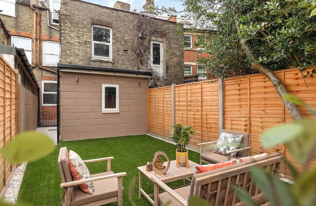 Cosy 3 bedroom London House with Garden & 2 bathrooms