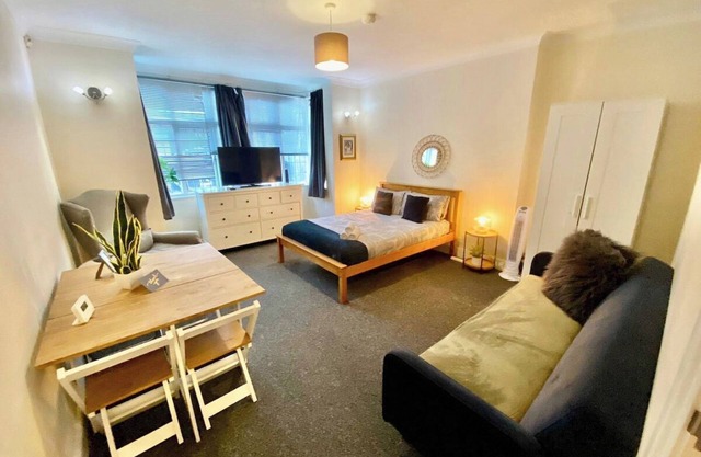 Cosy 3 bedroom flat with free parking & garden
