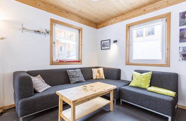 Bonito apartamento en villa con piscina, WIFI, TV, terraza, mascotas permitida y aparcamiento