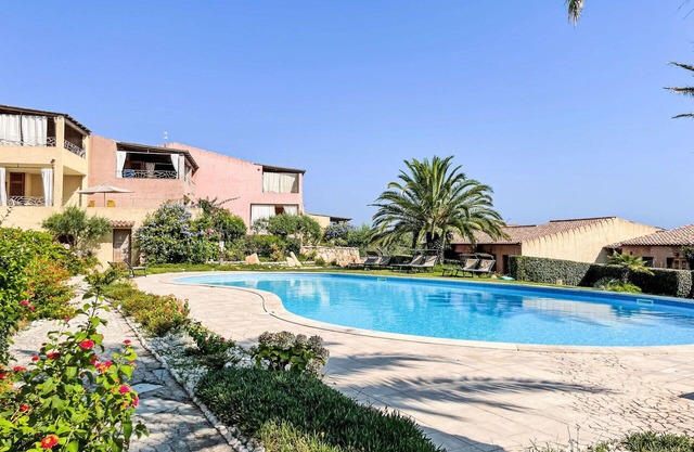 Acogedor apartamento con A/C, piscina, WIFI, terraza, mascotas permitida y aparcamiento