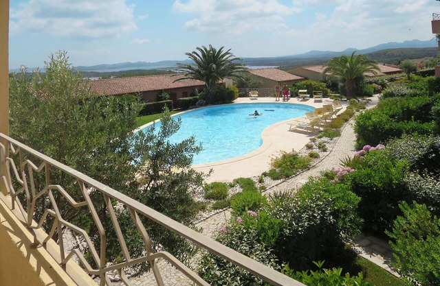 Bonito apartamento con WIFI, piscina, A/C, TV, terraza, mascotas permitida y aparcamiento