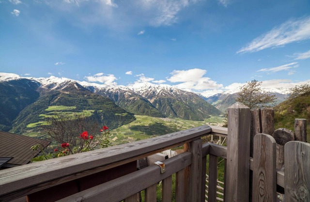 Acogedor apartamento Cevedale en granja de montaña con terraza y experiencias agrícolas únicas.