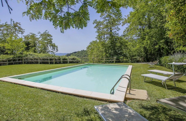 Acogedor apartamento en villa para 3 personas con piscina, WIFI, TV, terraza y mascotas permitida