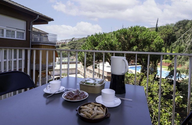 Hermoso apartamento para 5 personas con piscina, TV, balcón y aparcamiento
