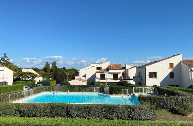 Hermoso apartamento para 4 personas con piscina, WIFI, TV, balcón y aparcamiento