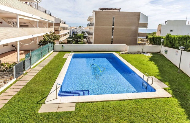 Bonito apartamento con WIFI, A/C, piscina, TV, terraza, mascotas permitida y aparcamiento