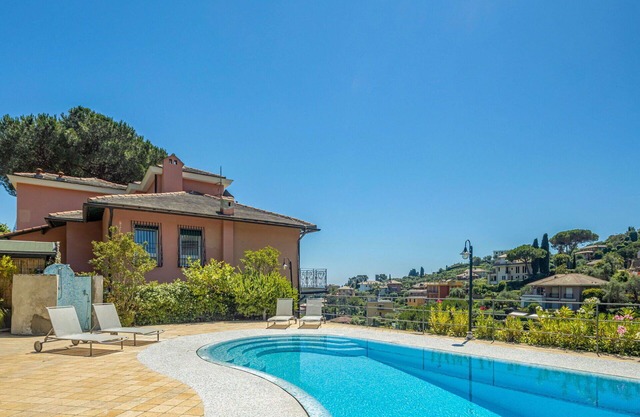 Acogedor apartamento para 4 personas con A/C, piscina, TV, patio y aparcamiento