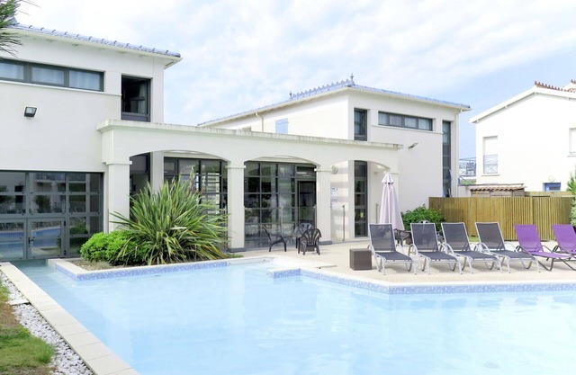 Hermoso apartamento con jacuzzi, WIFI, piscina, TV, balcón, mascotas permitida y aparcamiento
