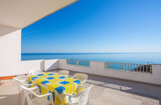 Acogedor apartamento para 7 personas con WIFI, TV, terraza, mascotas permitida y aparcamiento