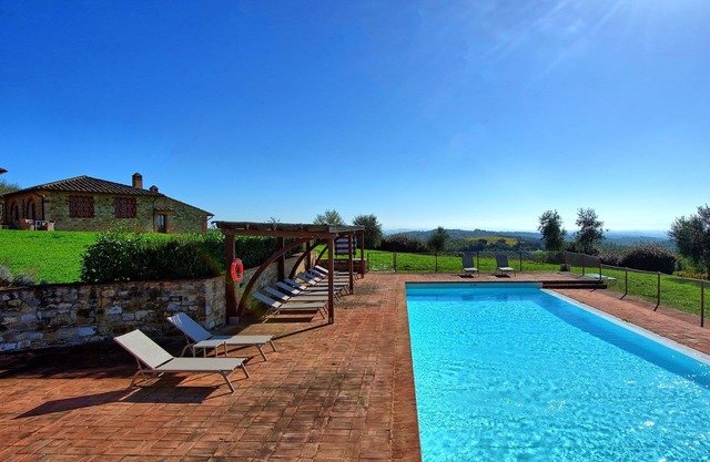 Precioso apartamento con A/C, piscina, TV, vista panorámica y aparcamiento, cerca de Siena