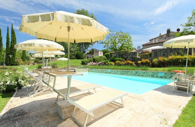 Hermoso apartamento en villa para 6 personas con piscina, WIFI, TV, patio y aparcamiento