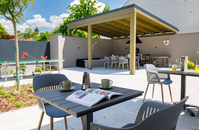 Acogedor apartamento en villa con WIFI, bañera de hidromasaje, A/C, TV, patio y aparcamiento