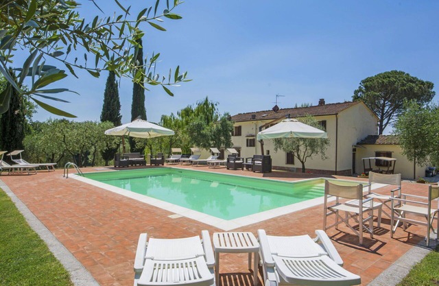 Apartamento en villa con piscina privada, WIFI, TV, balcón, mascotas permitida, aparcamiento