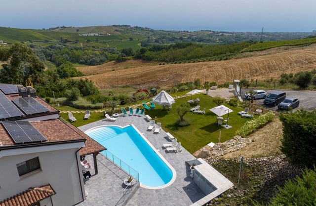 Apartamento en villa con piscina, WIFI, jacuzzi, A/C, TV, patio, vista panorámica, aparcamiento