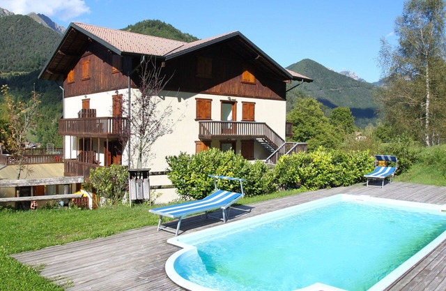 Hermoso apartamento con WIFI, piscina, TV, terraza, aparcamiento, cerca de Riva Del Garda
