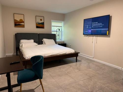 Cosy Bedroom 6 minutes to EWR Prudential Hotels Pen station