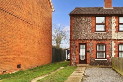 Cosy Flint Cottage in Ipswich