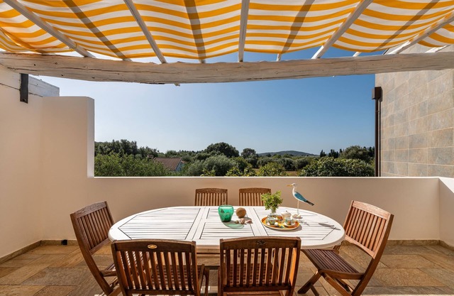 Acogedor apartamento vacacional "Villa Fico 2" con balcón, jardín y aire acondicionado.