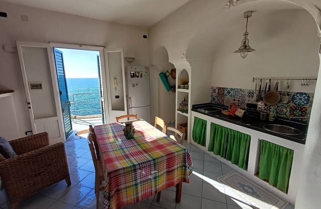 Acogedora casa en el mar. 2 Pax, en un acantilado natural