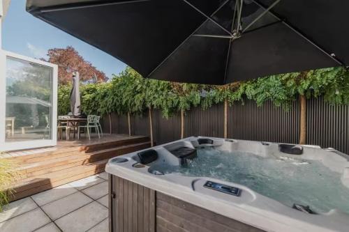 Cosy House with Garden and Hot Tub - Pet Friendly