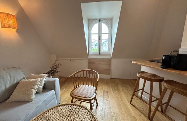 Cosy studio overlooking the rooftops of Paris