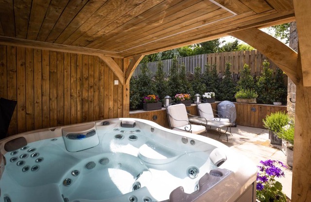 Cotswold cottage with hot tub