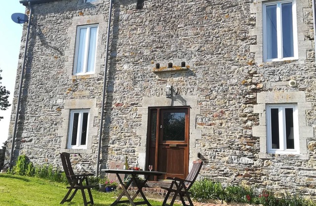 Casa de piedra en Sainte-Marguerite-d'Elle con jardín