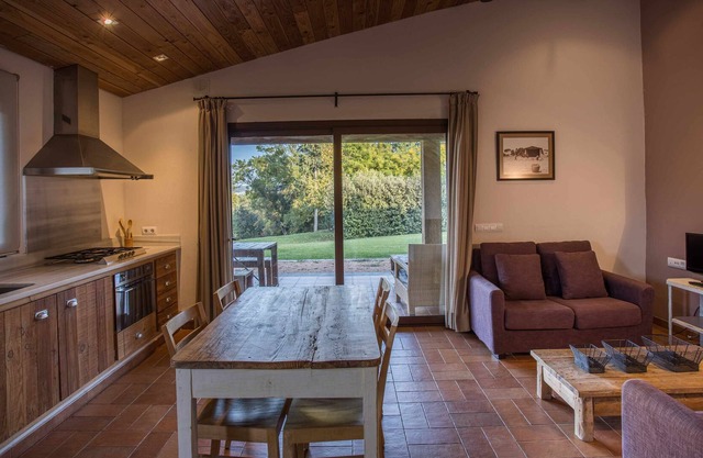 Apartamento rural con wifi gratis, chimenea y jardín y piscina comunitaria