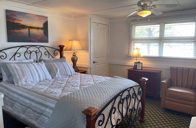 Waterfront cottage, 1 bd 1 bath, Perfect for your next getaway!