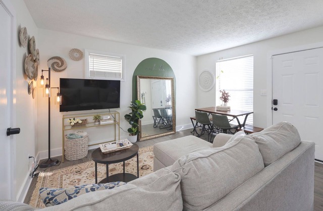 Stylish, Near DT, King Bd, Early Luggage Drop Off, Private Yard, Full Kitchen
