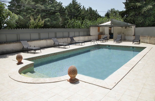 Casa rural a los pies de los Alpilles para 4 personas con piscina, rodeada de olivos.