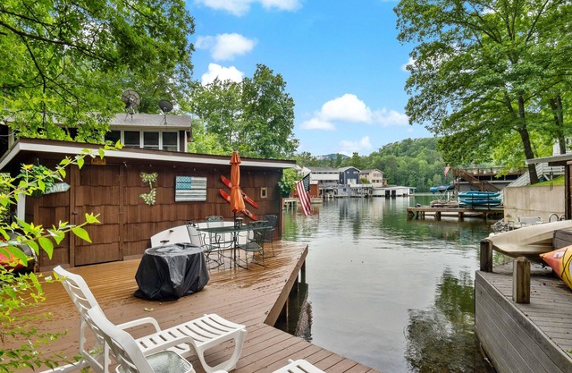 Asequible Lakefront Home! Cottage en las vacaciones de Cove-Carolina Properties