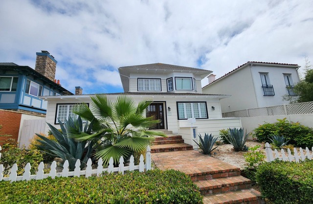 Cottage in heart of la jolla with parking