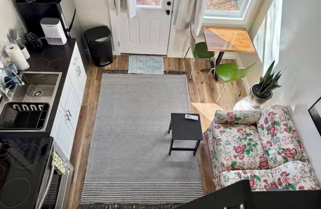 Cozy Airport Guesthouse: WiFi & Coffee