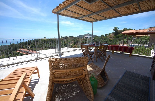 Villa nueva, gran terraza con vistas al mar. Entre s. Margherita y Chia.