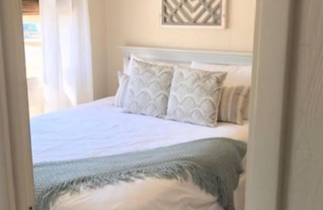 Cottage Queen One-Bedroom | Ocean Glass Inn | with Free Breakfast & Parking