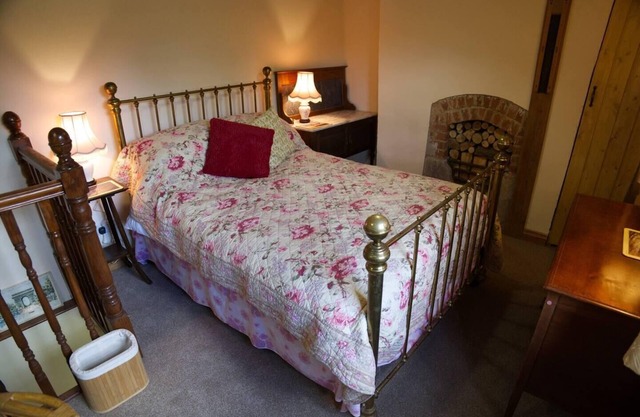 Cosy secret cottage in a beautiful walled garden