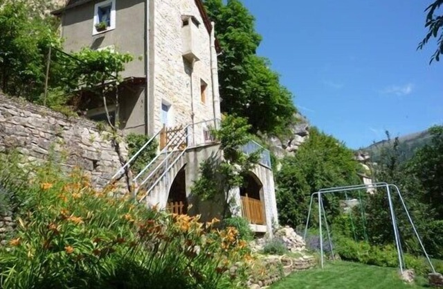 Casa rural con jardín y terraza junto al río cerca de Sainte Enimie