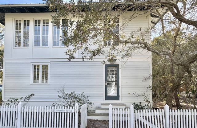 Cottage w/ Prime Location 4 Mins to Beach in Seaside, Porch + 2 Adult Bikes