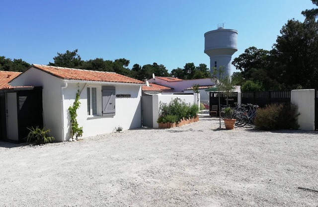 Cabaña con 2 dormitorios, patio privado, estacionamiento privado y tranquilo, piscina climatizada.