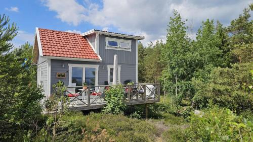 Cottage with sea view at Tjorn Island