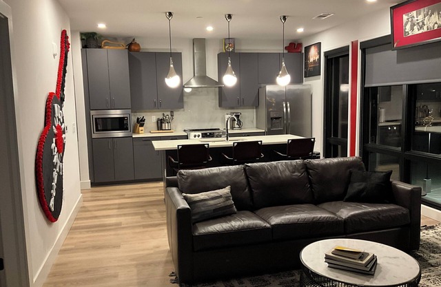 Country Condo in Fun and Fabulous Nashville w/ a pool, cable, WiFi, gym & more!!