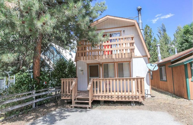 Country Cottage - Wonderful home-feel cabin! Rock Fireplace!
