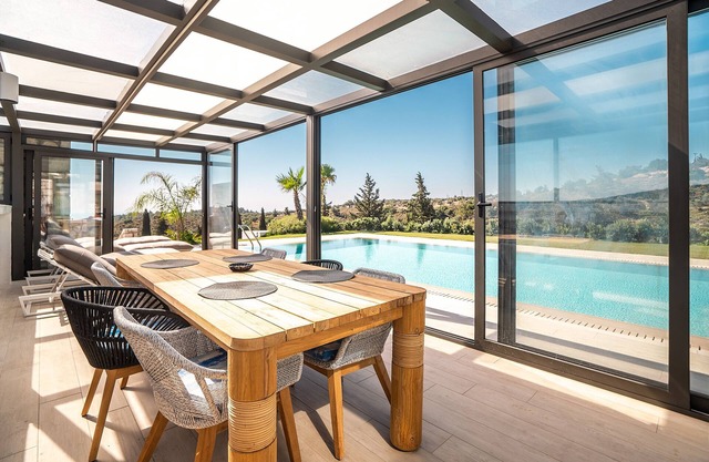 Casa de campo 'Sky Hills' con vistas al mar, Wi-Fi y aire acondicionado